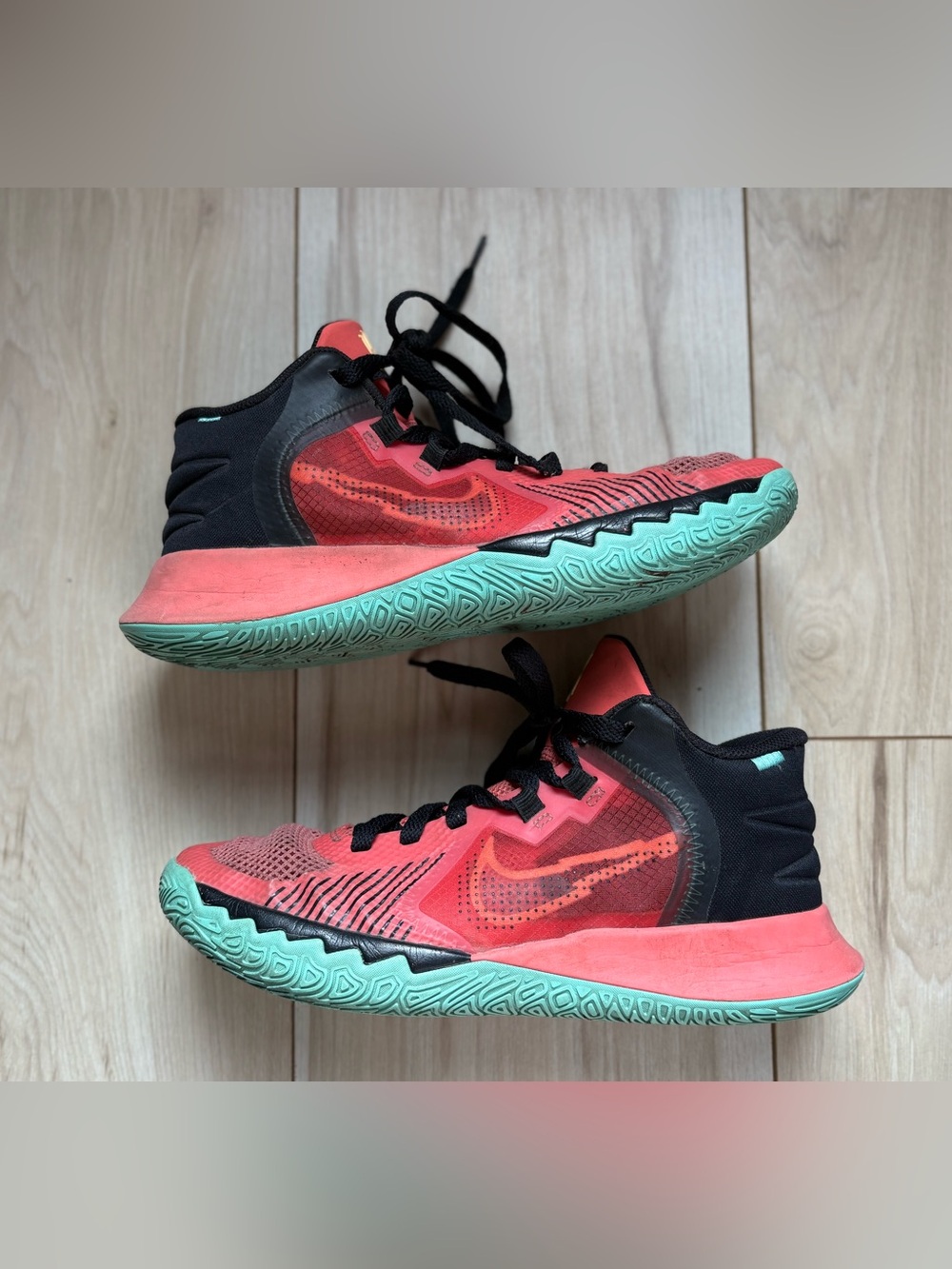 Nike Kyrie Flytrap 5 Basketball Shoes Youth Size 6Y or 7.5 Women’s